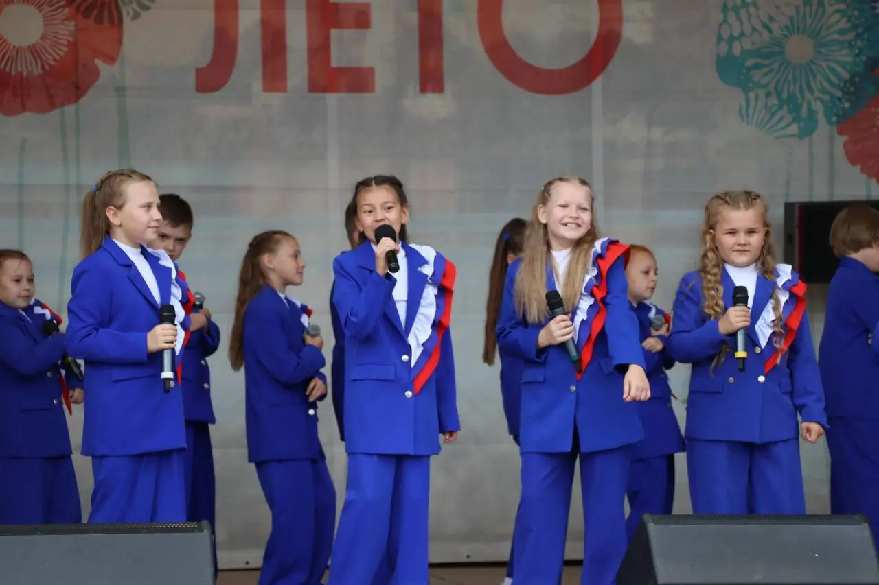 Праздничные гуляния и фестиваль 'Знай наших' в Городском саду Ростова Великого