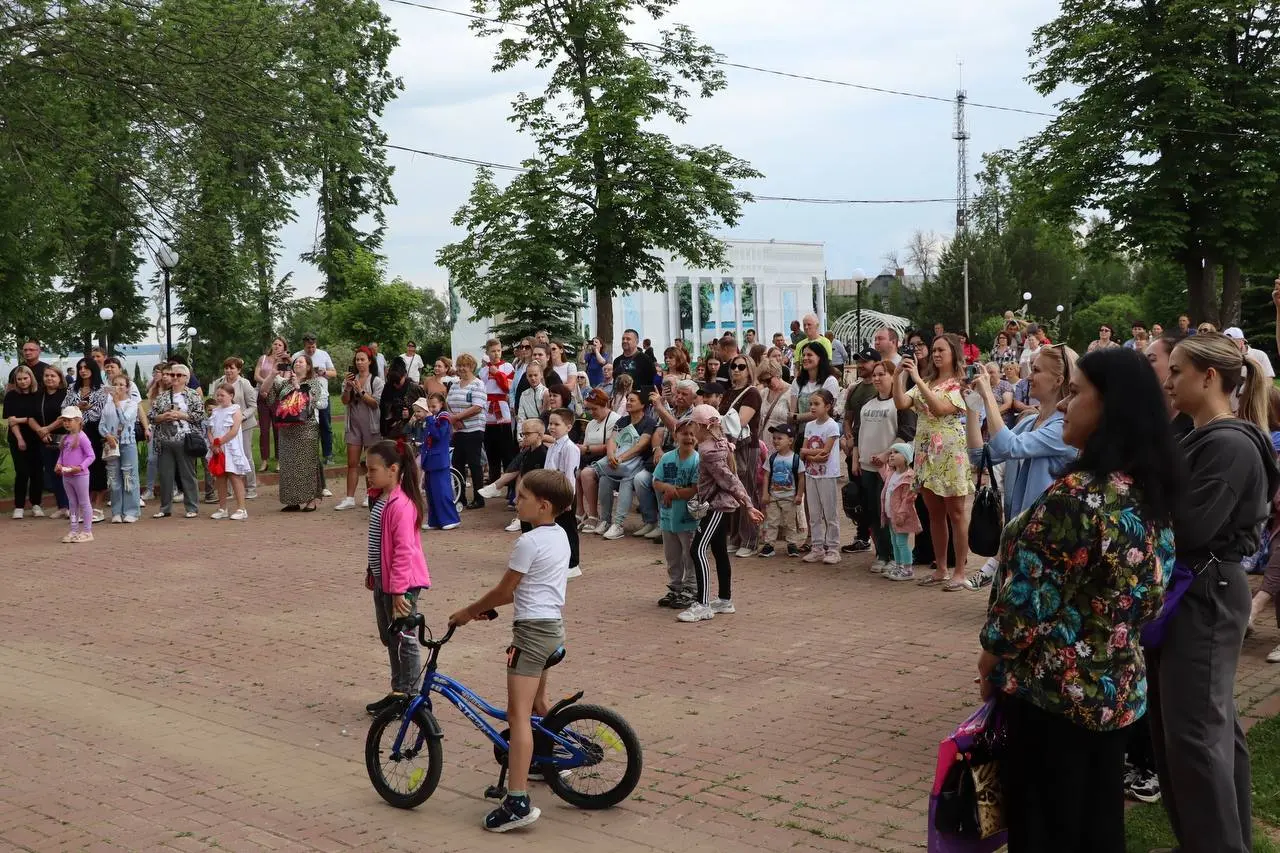 Праздничные гуляния и фестиваль 'Знай наших' в Городском саду Ростова Великого