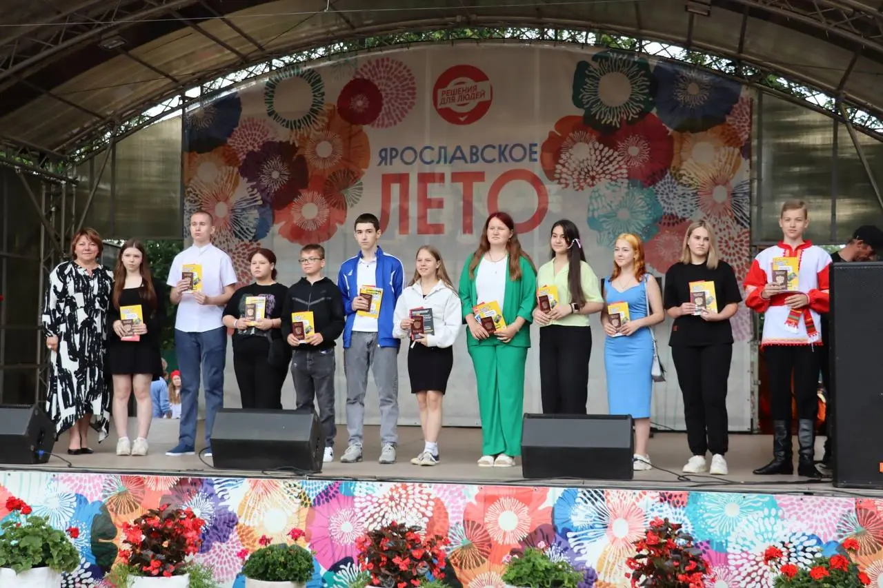 Праздничные гуляния и фестиваль 'Знай наших' в Городском саду Ростова Великого