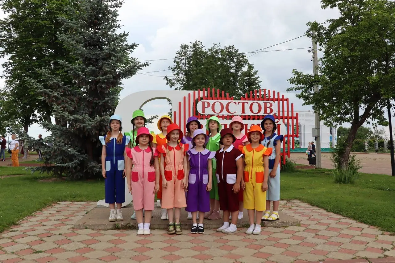 Праздничные гуляния и фестиваль 'Знай наших' в Городском саду Ростова Великого