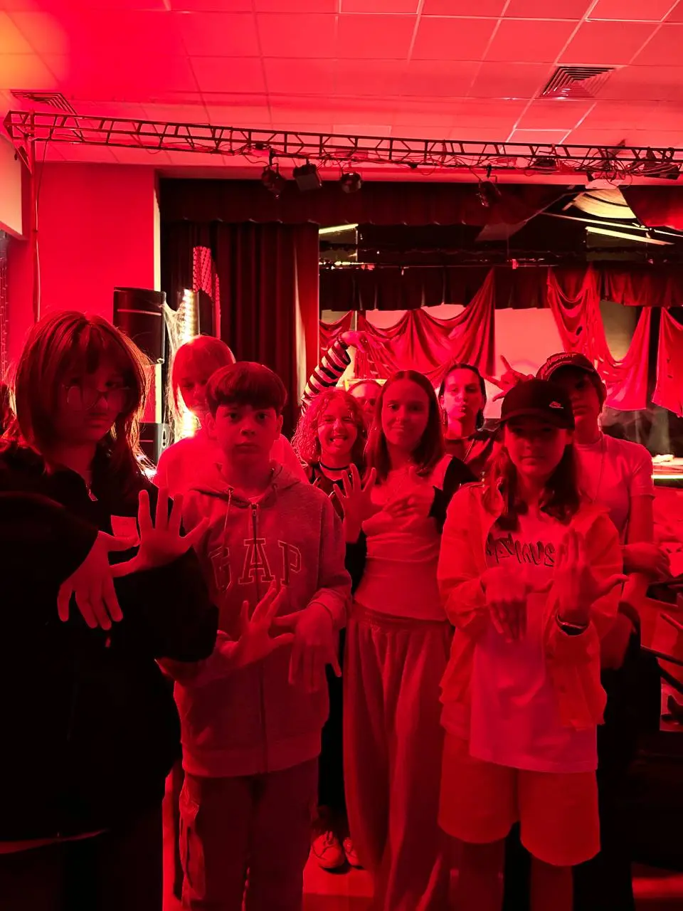 Распределение по командам для поиска потерянного сценария