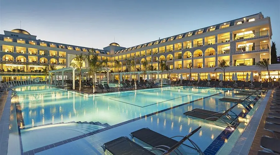 Отель в шаговой доступности от пляжа поселка Гойнюк. Комфортабельные номера, бассейны, водные горки, детский мини-клуб, анимационные программы и спортивные развлечения, несколько ресторанов и баров.