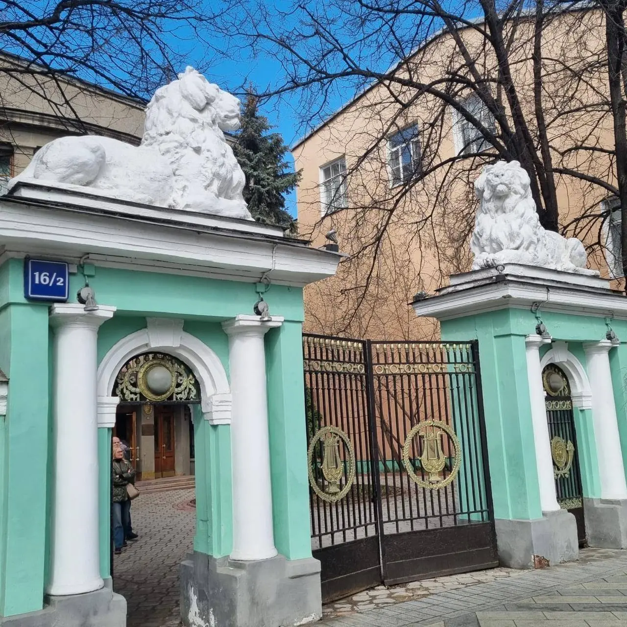 ЗНАМЕНИТЫЙ ДОМ СО ЛЬВАМИ: ЭКСКУРСИЯ В СТАРИННЫЙ ОСОБНЯК КОНШИНОЙ НА ПРЕЧИСТЕНКЕ
