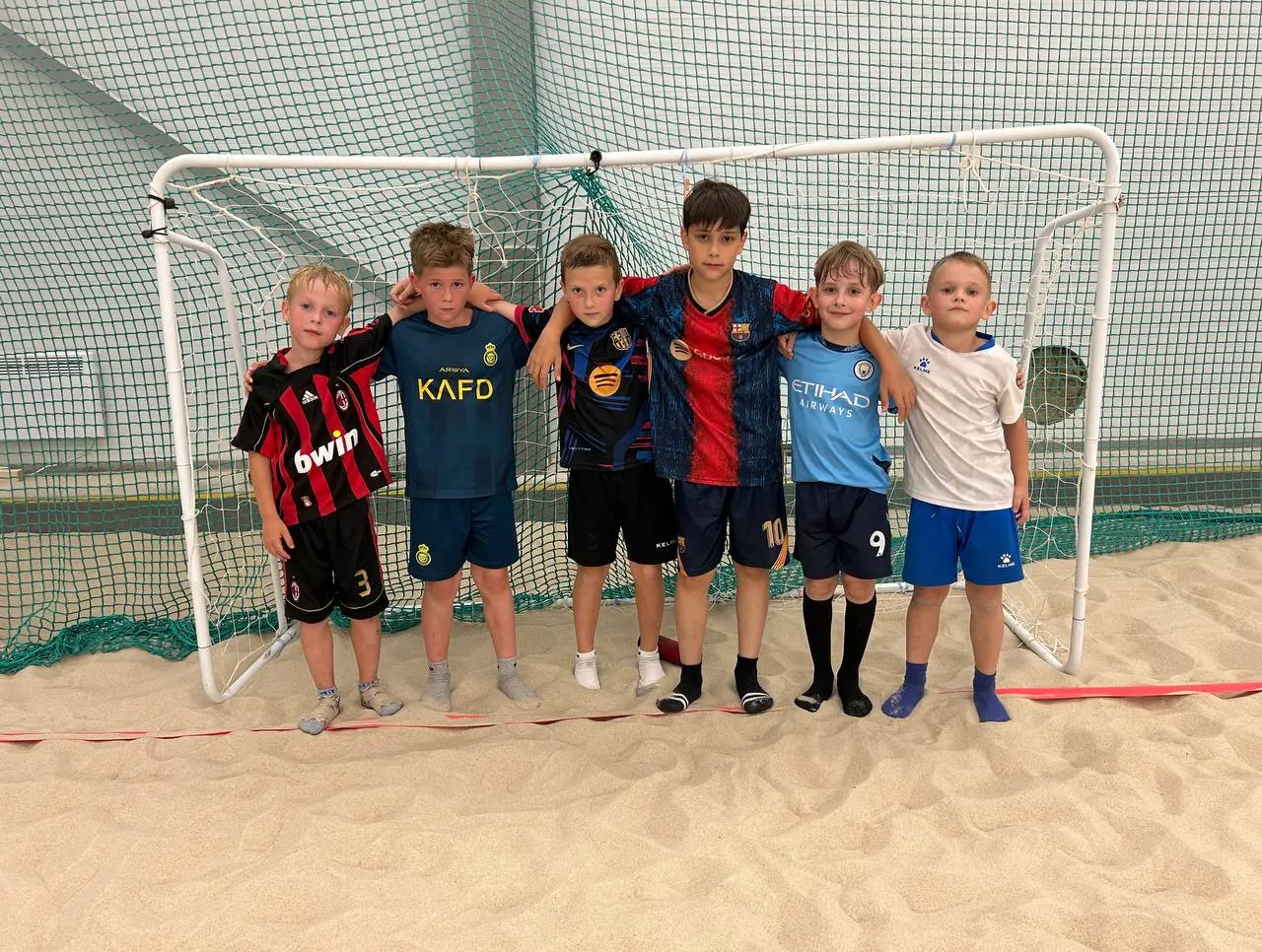 Тренировка младшей группы по пляжному футболу