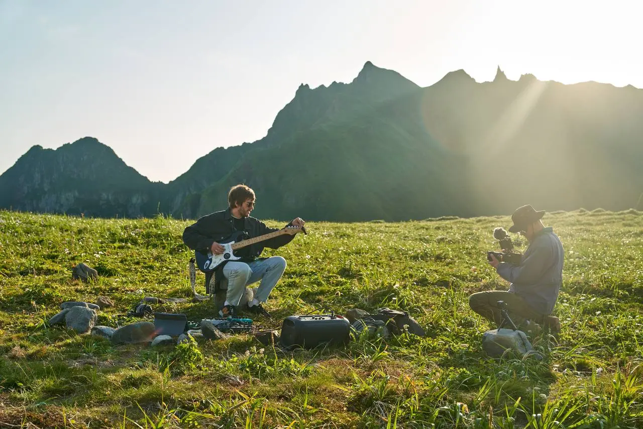 показ первого и последнего объединенного сеанса двух фильмов о современной российской культуре