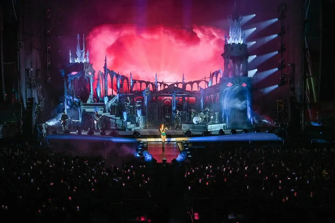 Клуб «Розовый пони» на фестивалях лето 2025, дизайн сцены и декораций Stufish Studio