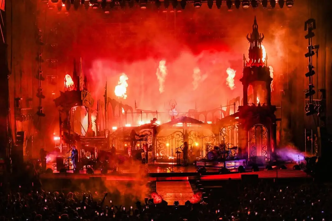 Клуб «Розовый пони» на фестивалях лето 2025, дизайн сцены и декораций Stufish Studio