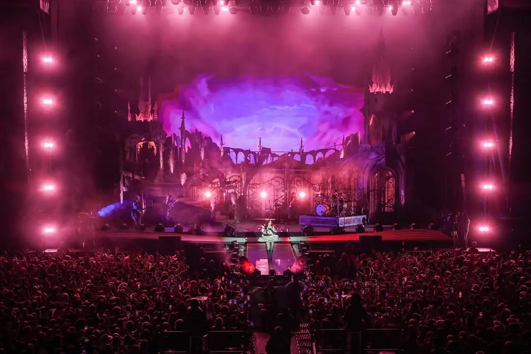 Клуб «Розовый пони» на фестивалях лето 2025, дизайн сцены и декораций Stufish Studio