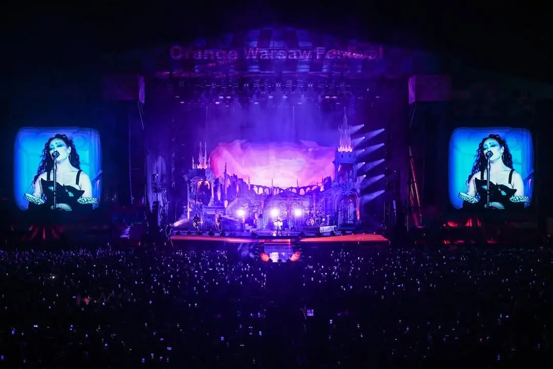 Клуб «Розовый пони» на фестивалях лето 2025, дизайн сцены и декораций Stufish Studio