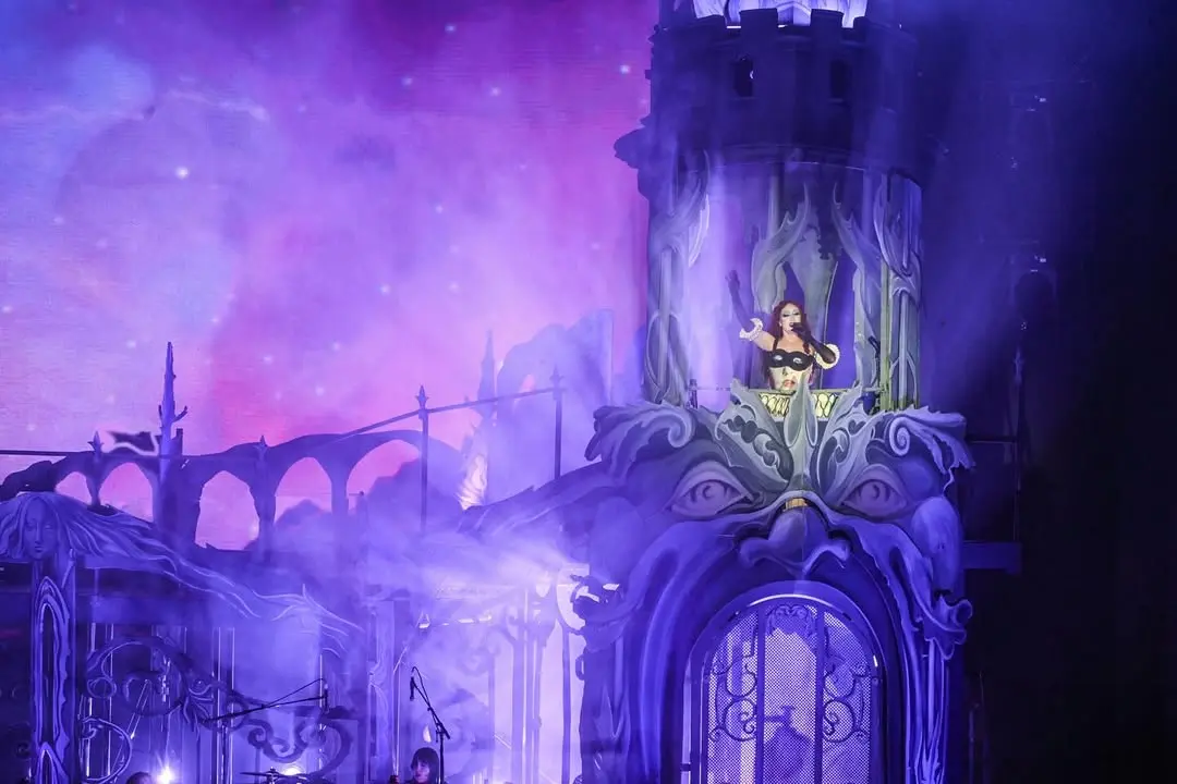 Клуб «Розовый пони» на фестивалях лето 2025, дизайн сцены и декораций Stufish Studio