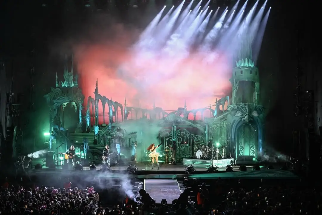 Клуб «Розовый пони» на фестивалях лето 2025, дизайн сцены и декораций Stufish Studio