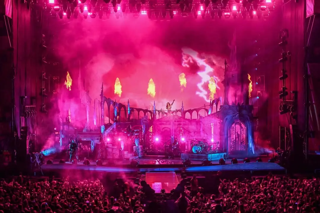 Клуб «Розовый пони» на фестивалях лето 2025, дизайн сцены и декораций Stufish Studio