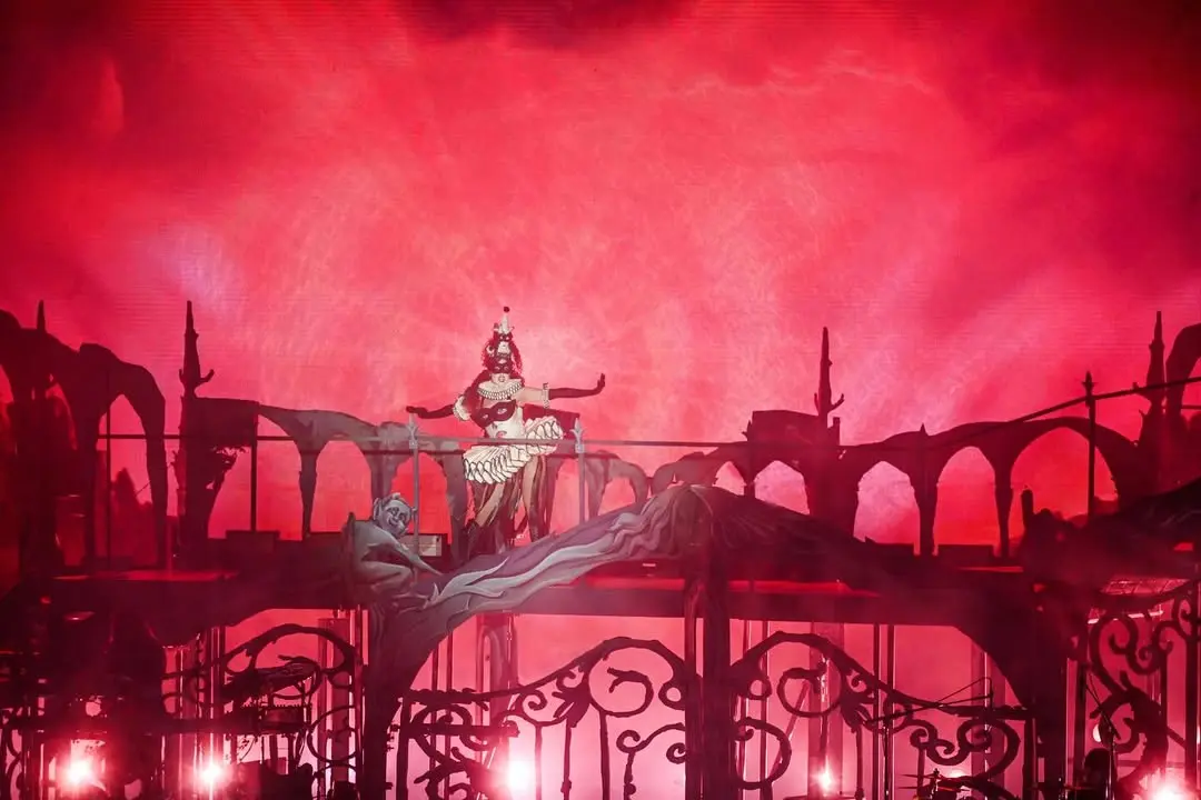 Клуб «Розовый пони» на фестивалях лето 2025, дизайн сцены и декораций Stufish Studio