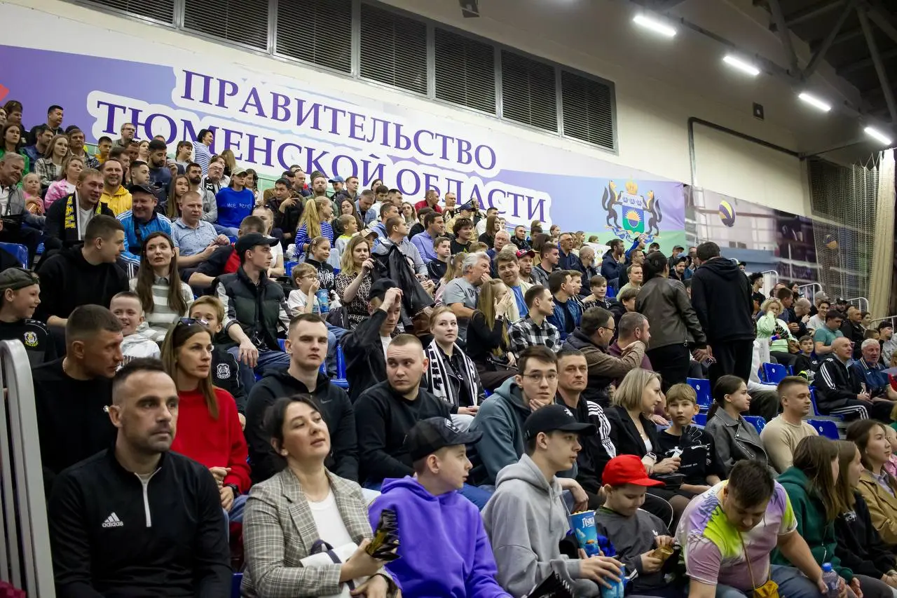 Перфоманс на восточной трибуне 15 июня 2025 года и мишкопад 16 июня 2025 года