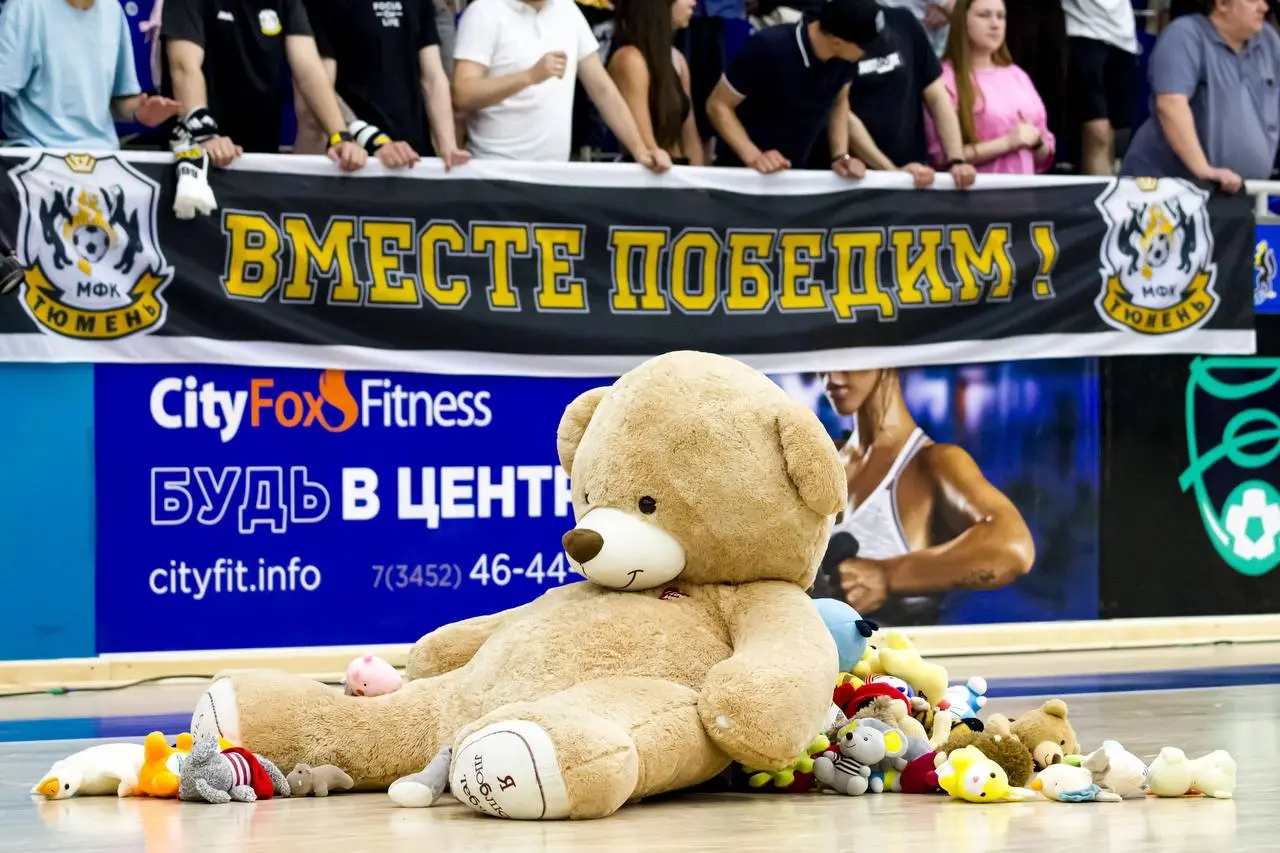 Перфоманс на восточной трибуне 15 июня 2025 года и мишкопад 16 июня 2025 года