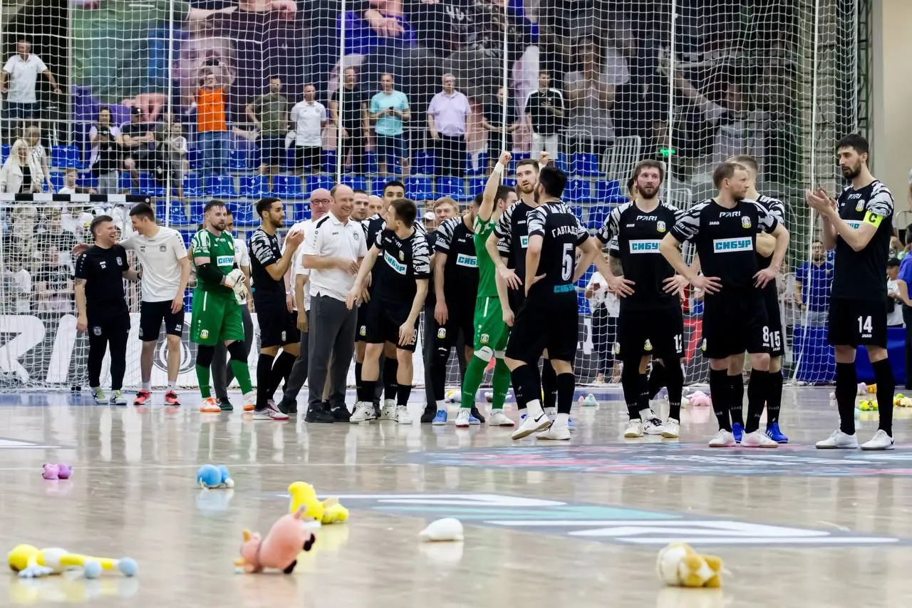 Перфоманс на восточной трибуне 15 июня 2025 года и мишкопад 16 июня 2025 года