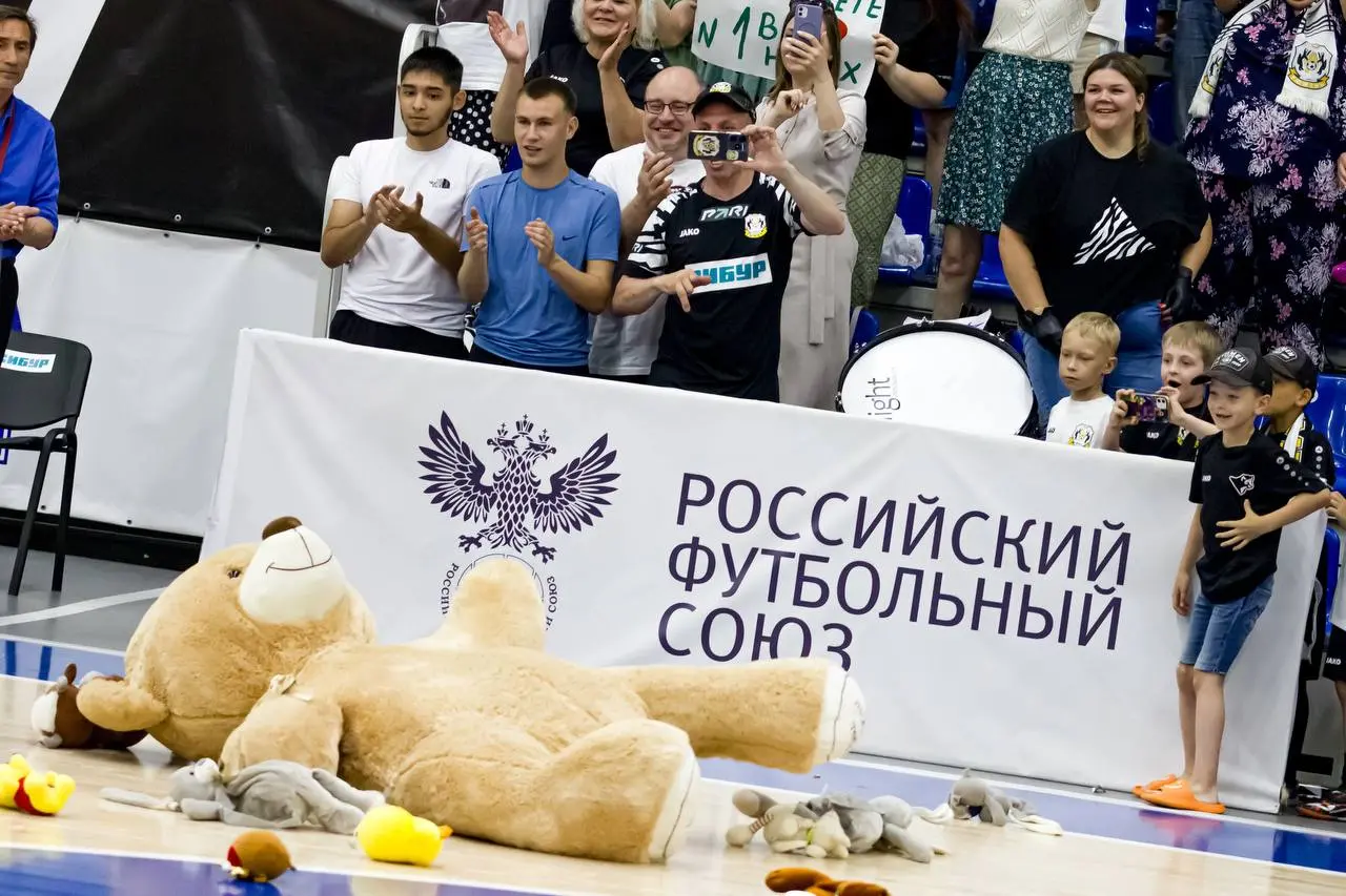 Перфоманс на восточной трибуне 15 июня 2025 года и мишкопад 16 июня 2025 года