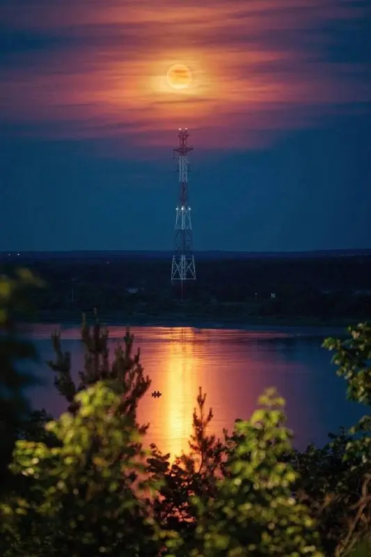 Клубничное полнолуние над Нижегородской областью