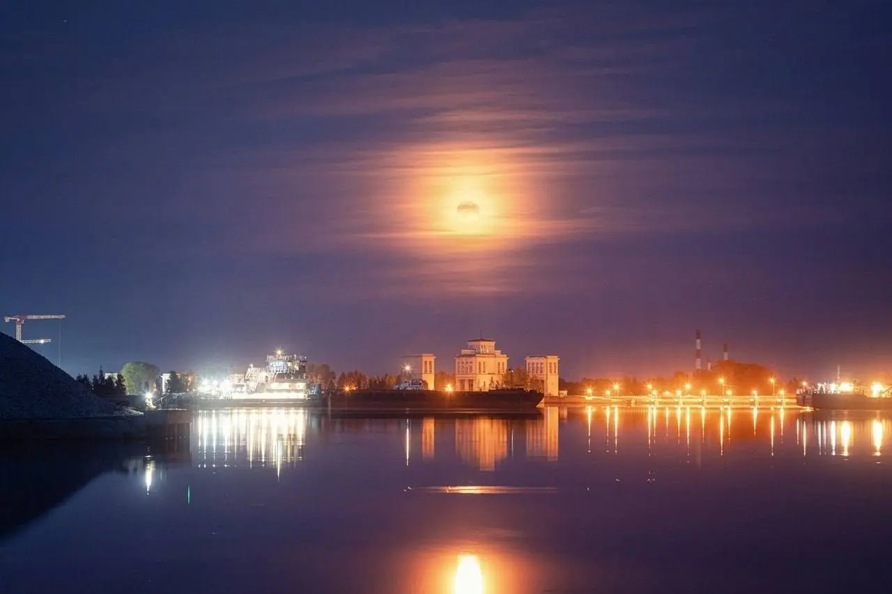 Клубничное полнолуние над Нижегородской областью