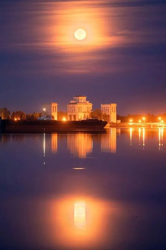 Клубничное полнолуние над Нижегородской областью