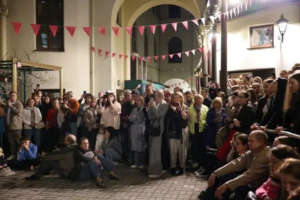 Концерт "Гитара-маленький оркестр" во дворике Центра "Эрмитаж-Сибирь"