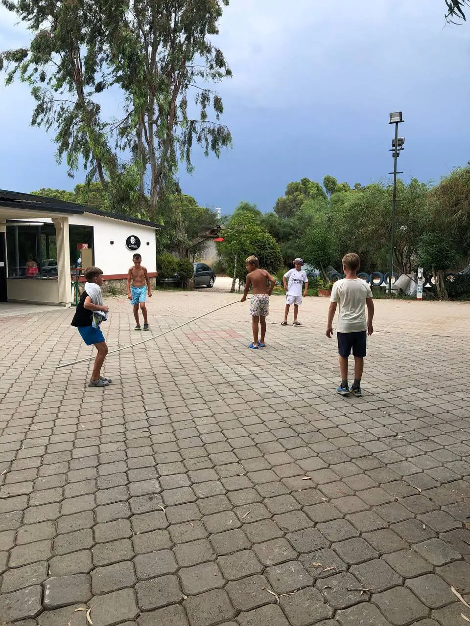 ЛЕТНИЙ ТВОРЧЕСКИЙ ЛАГЕРЬ "ART CAMP"