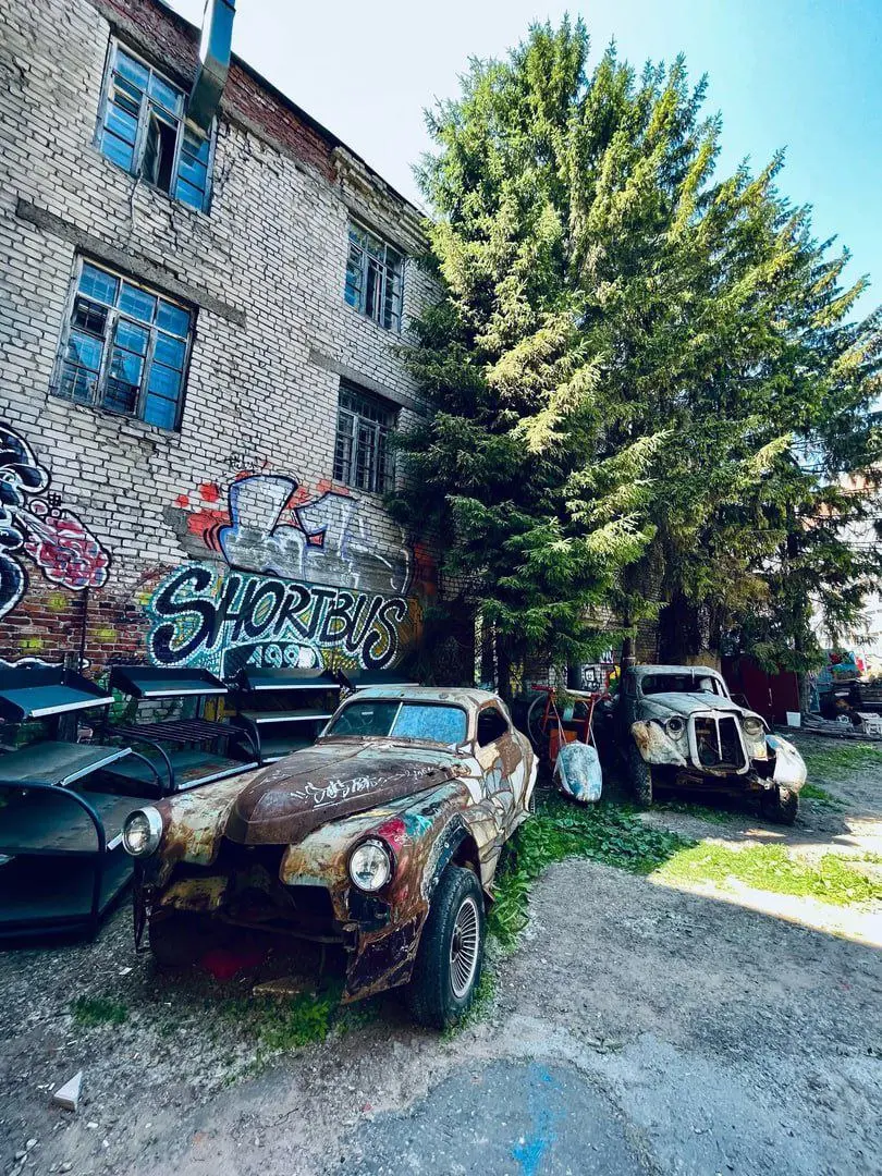 Стрит-арт и инсталляции в заповеднике