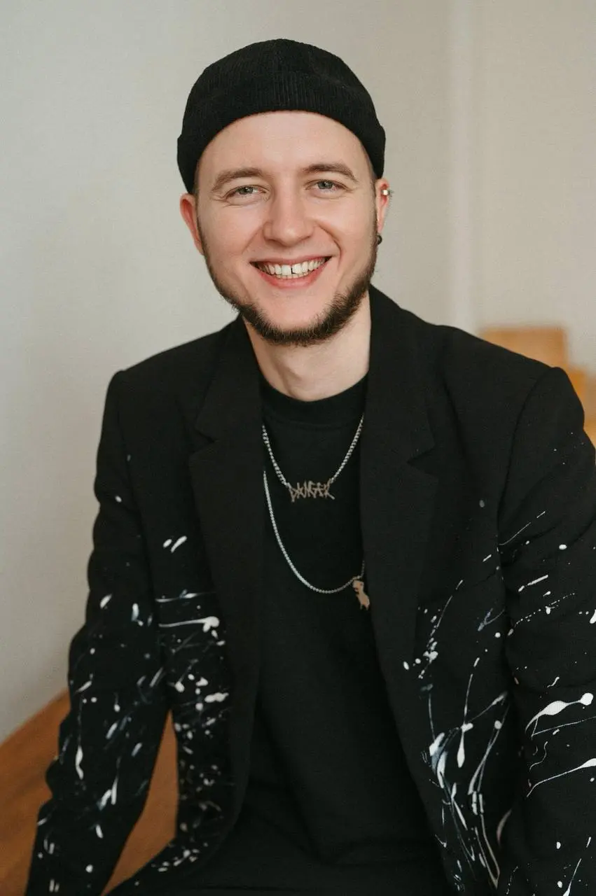 18 июня на проеткте ARTSREDA Михаил Дубровский — профессиональный барабанщик, человек из мира грувов, раздающий стиль направо и налево с крутейшими музыкантами Мск и России.