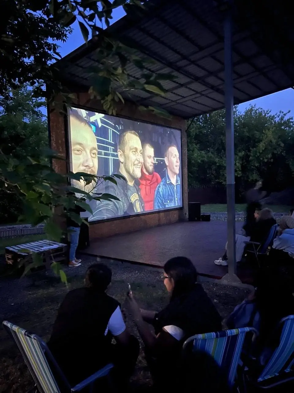 сезон просмотра фильмов на летней площадке