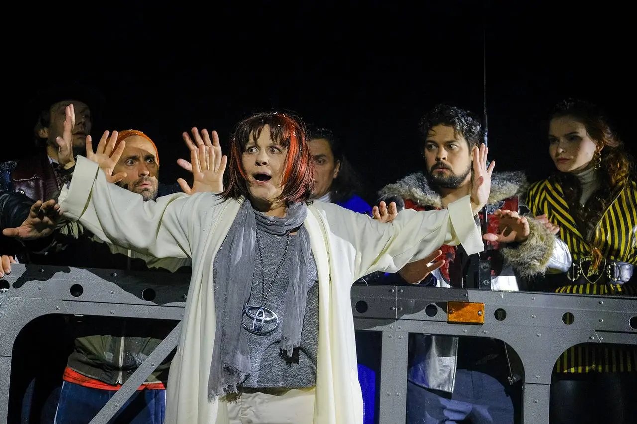 Скидка 50% в театр Модерн на спектакль "Кладбище понтов" 16+