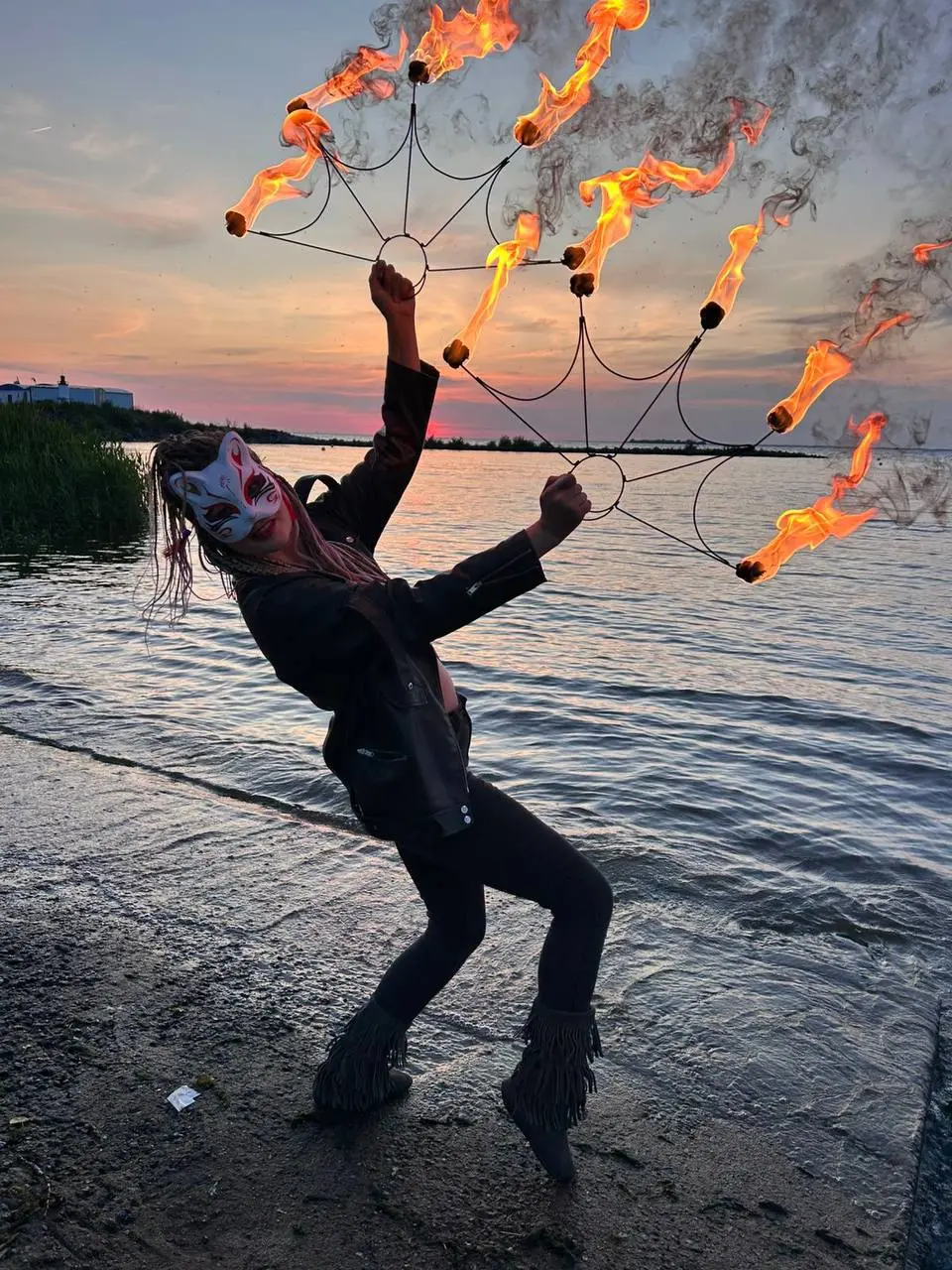 Женский круг на берегу финского залива