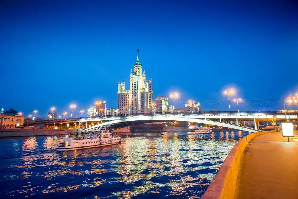 посетить Москву