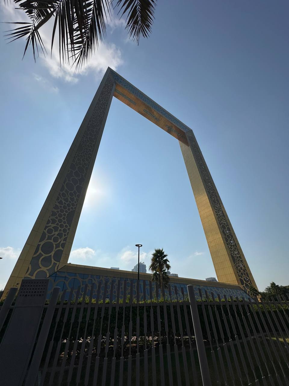 Золотая рамка Дубая