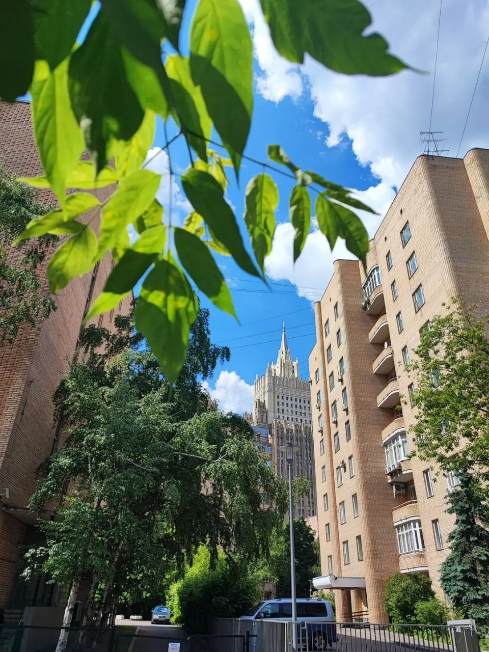 По арбатским дворам с диктором Первого канала — стендап-экскурсия