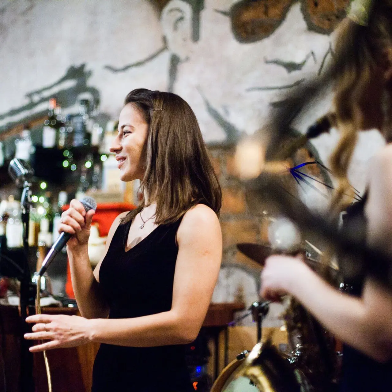 Денис Акашкин и певицы Мария Борисова и Алена Леонова в клубе Mellow Yellow