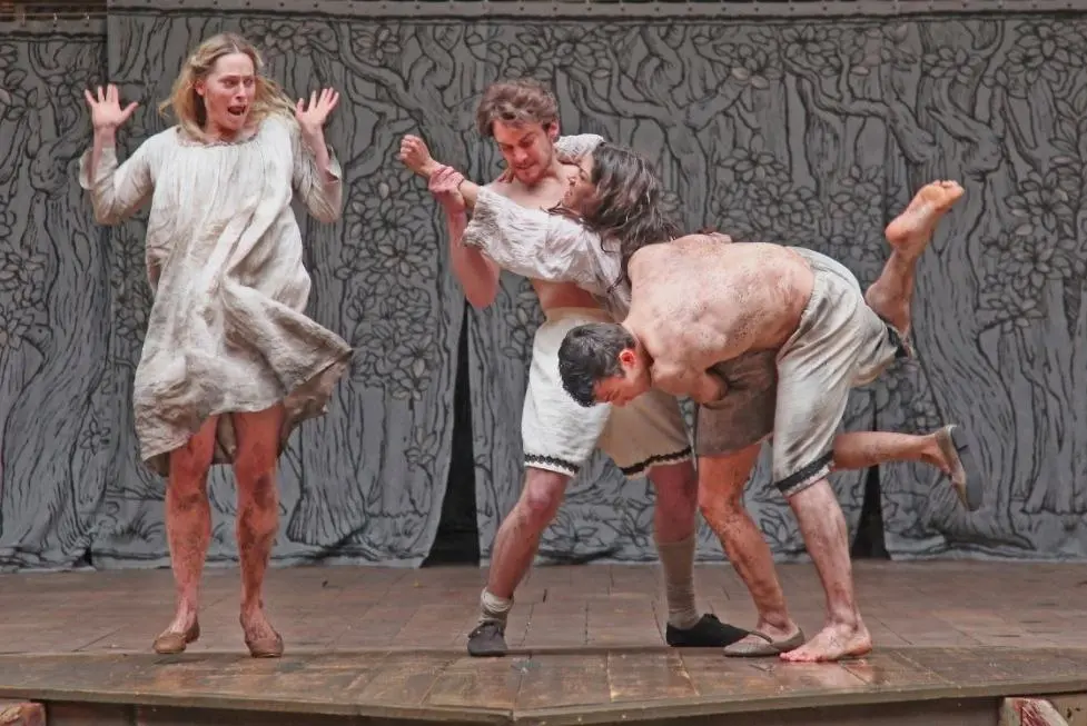 Шекспировский спектакль 'Сон в летнюю ночь' в Москве и Новосибирске