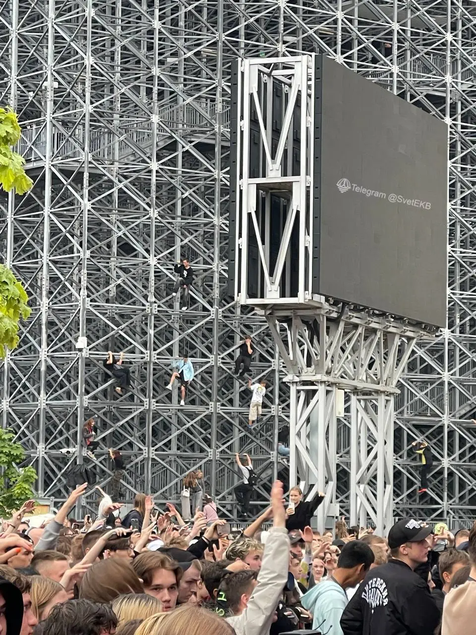 АК-47 на Екатеринбург Арене