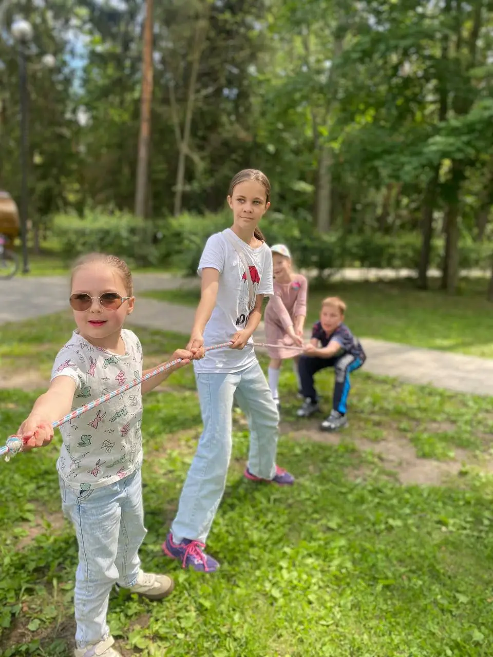 Программа в день молодежи в Парке "Набережная им. Д.И. Менделеева" разнообразна - развлечения, концерт, мастер-класс по Брейк дансу.