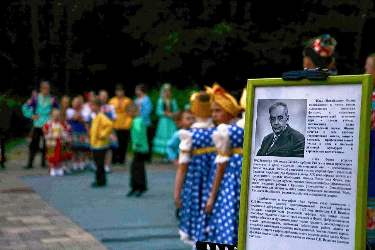 Программа в день молодежи в Парке "Набережная им. Д.И. Менделеева" разнообразна - развлечения, концерт, мастер-класс по Брейк дансу.