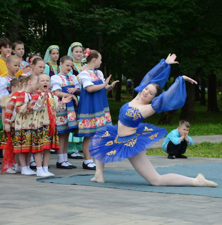 Программа в день молодежи в Парке "Набережная им. Д.И. Менделеева" разнообразна - развлечения, концерт, мастер-класс по Брейк дансу.