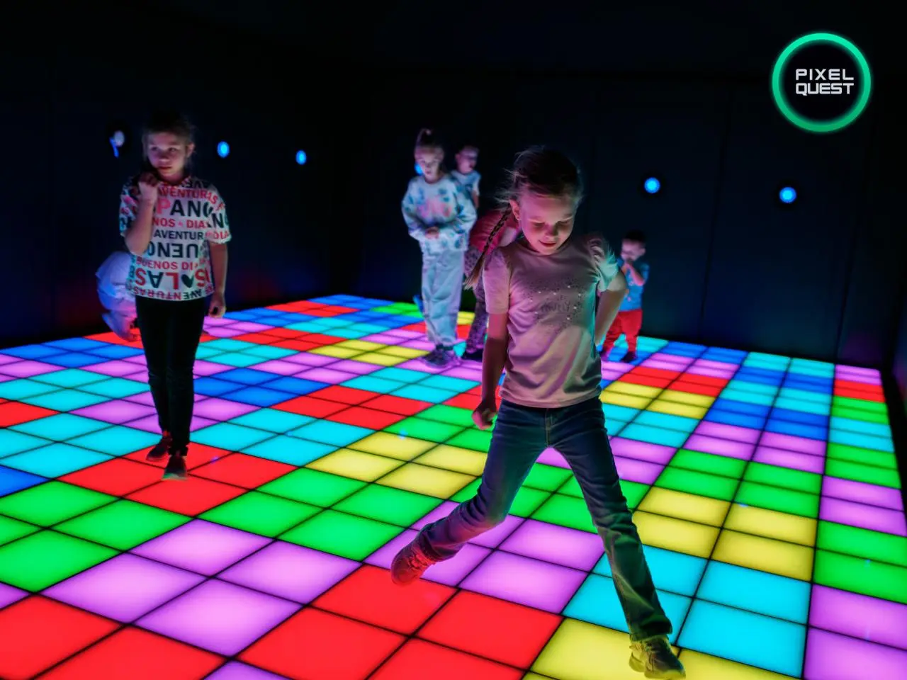 День рождения ребенка на световом полу в Пиксель Квест!