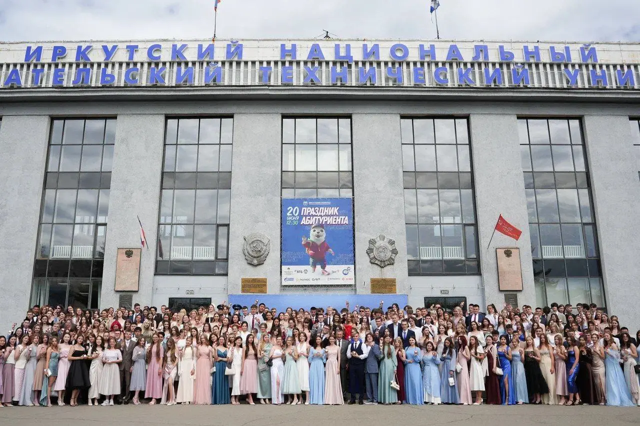 Губернаторский бал в Иркутске: вручение золотых медалей «За высокие достижения в обучении»