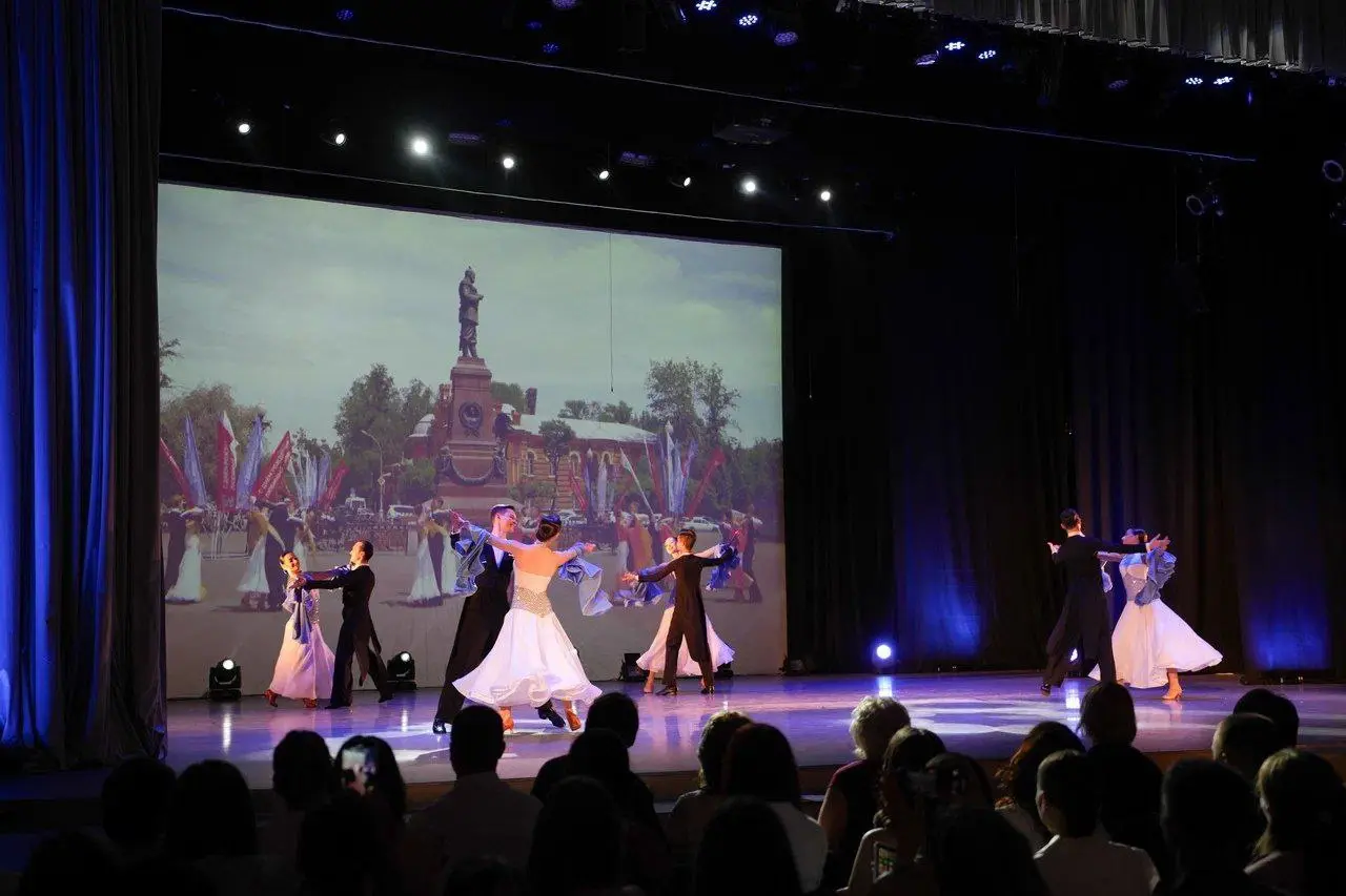 Губернаторский бал в Иркутске: вручение золотых медалей «За высокие достижения в обучении»