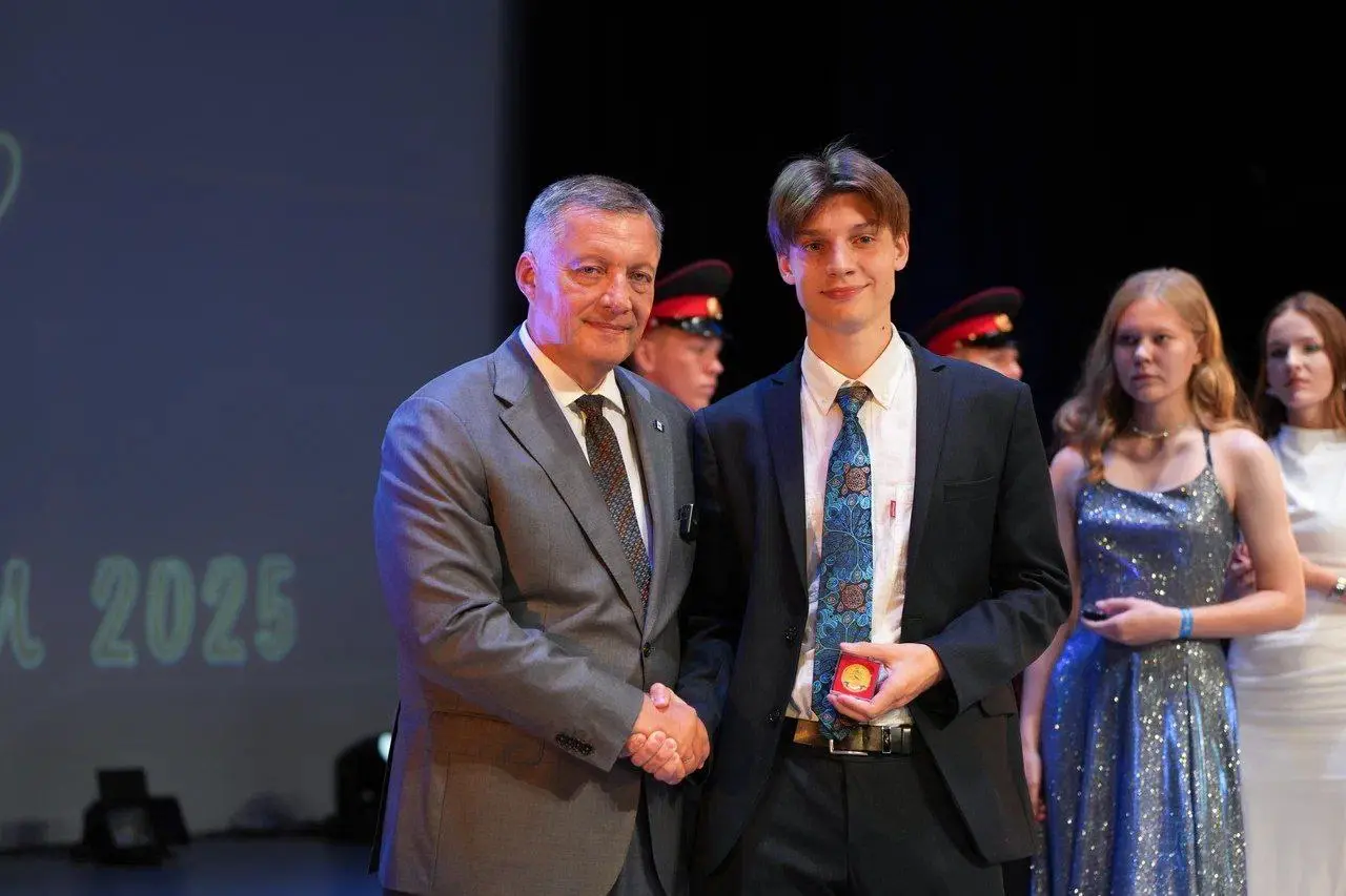 Губернаторский бал в Иркутске: вручение золотых медалей «За высокие достижения в обучении»