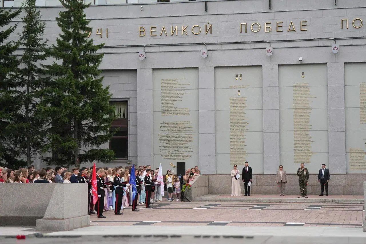 Губернаторский бал в Иркутске: вручение золотых медалей «За высокие достижения в обучении»