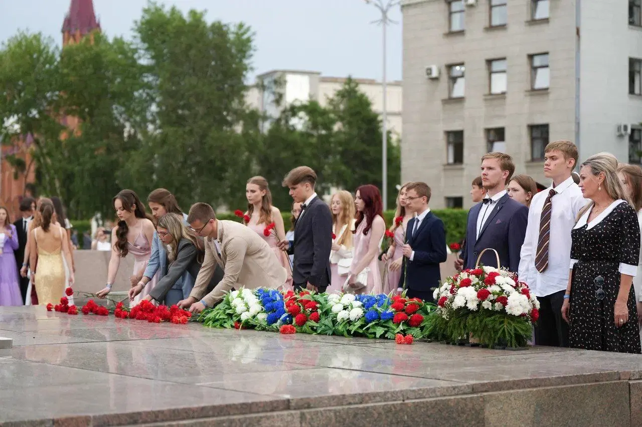 Губернаторский бал в Иркутске: вручение золотых медалей «За высокие достижения в обучении»