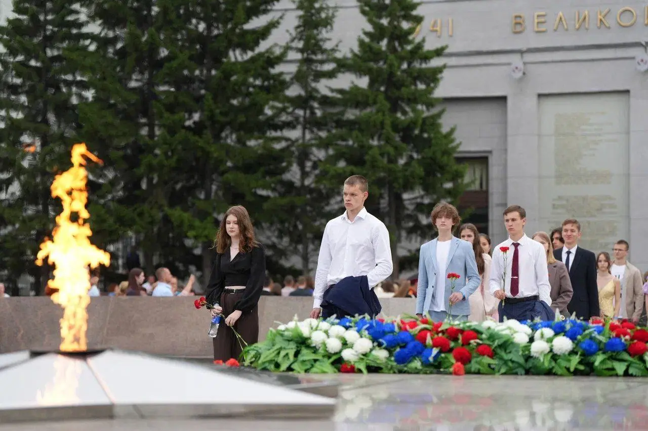 Губернаторский бал в Иркутске: вручение золотых медалей «За высокие достижения в обучении»