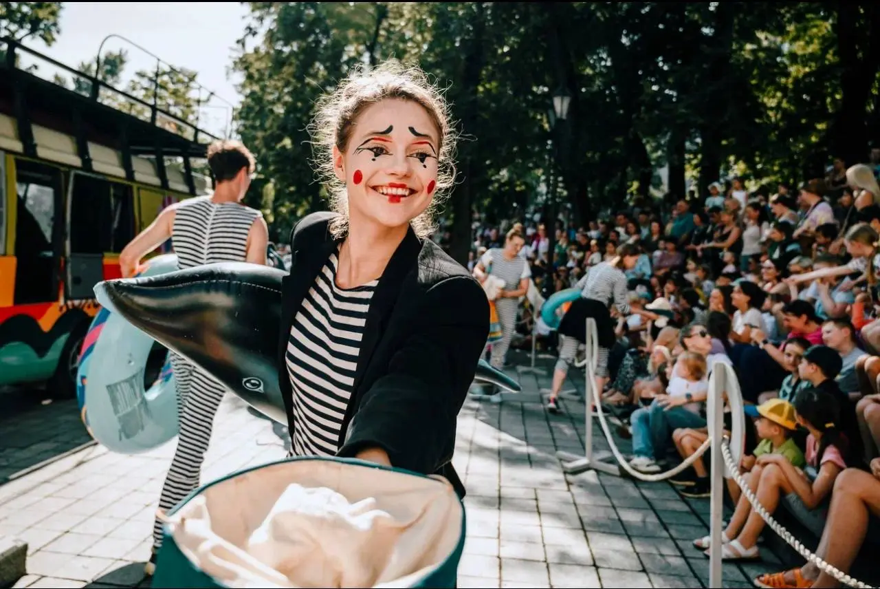 уличный спектакль-морское приключение "Колесница радости"