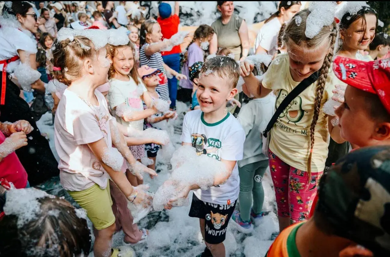 уличный спектакль-морское приключение "Колесница радости"