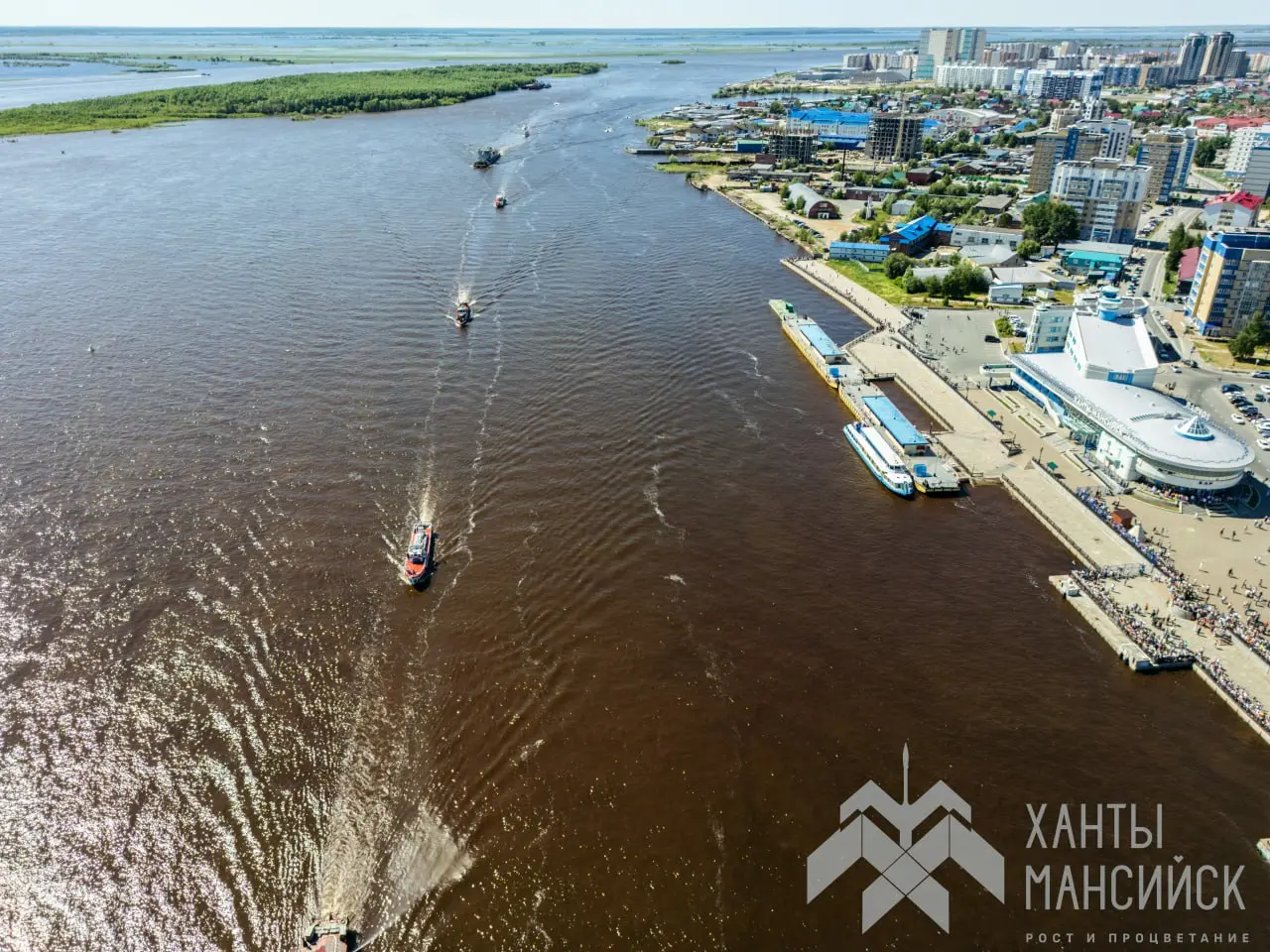 Парад судов в Ханты-Мансийске